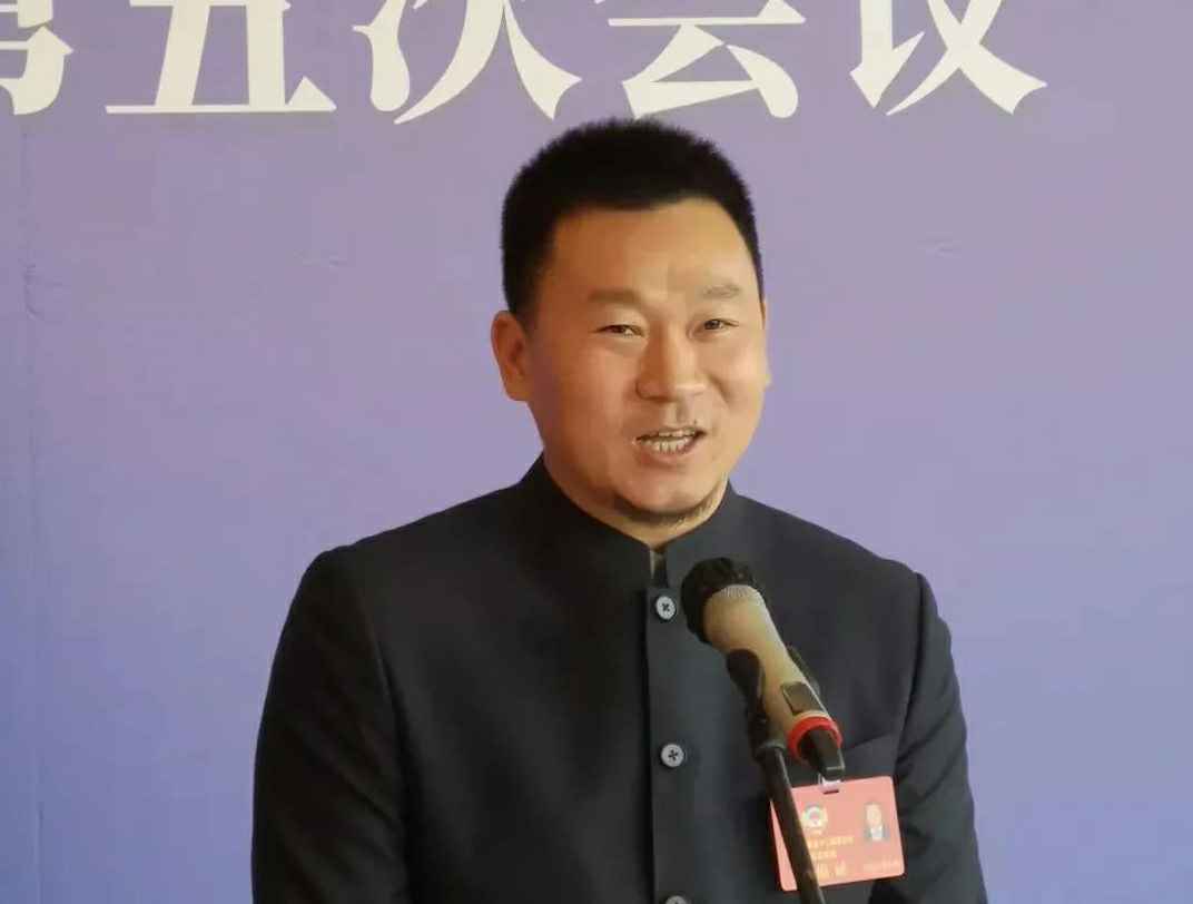 为进一步展示市政协团结、民主、开放、自信的形象，向市民和网友展示政协委员的履职风采，中山市政协十二届五次会议在2月4日上午开幕前开设“委员通道”，市政协委员、海口邢硕健康档案管理有限公司公司总经理陈朝阳走进“委员通道”，回应社会关切的问题。他就如何做好城市应急管理规划的问题进行发言，并回答记者提问。.jpg